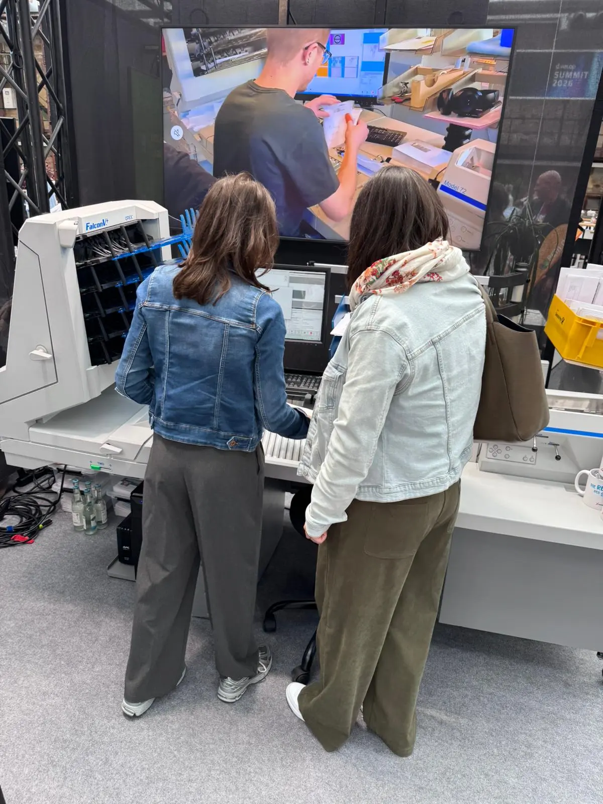Zwei Besucherinnen bedienen live den OPEX-Scanarbeitsplatz an unserem Stand